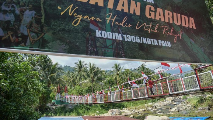 Sejumlah anak berjalan di atas Jembatan Garuda yang dibangun Kodam XXIII Palaka Wira di Desa Nambaru, Kabupaten Parigi Moutong, Sulawesi Tengah, Jumat (21/8/2026). Kodam XXIII Palaka Wira membangun 106 Jembatan Garuda terdiri dari 53 unit di Sulawesi Tengah  dan 53 unit di Sulawesi Barat untuk menghubungkan antardesa dan  mempermudah akses warga menuju lahan pertanian. ANTARA FOTO/Muhammad Rifki Hasan