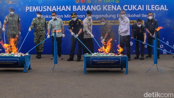 Kepala Kantor Wilayah Direktorat Jenderal Bea dan Cukai (DJBC) Banten Ambang Priyonggo (kedua kanan) bersama Wakil Wali Kota Tangerang Selatan Pilar Saga Ichsan (kedua kiri), Komandan Polisi Militer Kodaeral III Jakarta Kolonel Laut (PM) Desy Arnaz (kiri) dan perwakilan tokoh masyarakat Embay Mulya Syarief (kanan) menuangkan barang bukti minuman keras ke dalam tong saat pemusnahan di Kantor DJBC Banten, Tangerang Selatan, Banten, Jumat (21/8/2026).