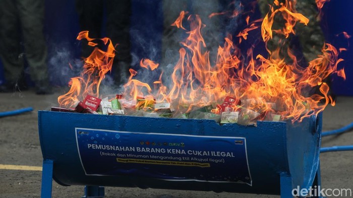 Bea Cukai Musnahkan 41 Juta Batang Rokok dan Miras Ilegal Kepala Kantor Wilayah Direktorat Jenderal Bea dan Cukai (DJBC) Banten Ambang Priyonggo (kedua kanan) bersama Wakil Wali Kota Tangerang Selatan Pilar Saga Ichsan (kedua kiri), Komandan Polisi Militer Kodaeral III Jakarta Kolonel Laut (PM) Desy Arnaz (kiri) dan perwakilan tokoh masyarakat Embay Mulya Syarief (kanan) menuangkan barang bukti minuman keras ke dalam tong saat pemusnahan di Kantor DJBC Banten, Tangerang Selatan, Banten, Jumat (21/8/2026).