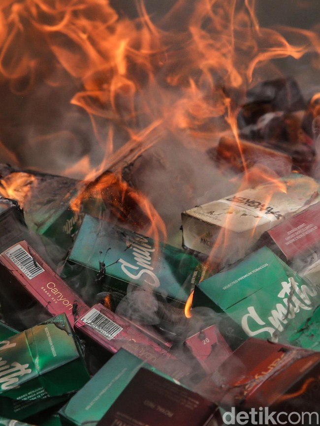 Bea Cukai Musnahkan 41 Juta Batang Rokok dan Miras Ilegal