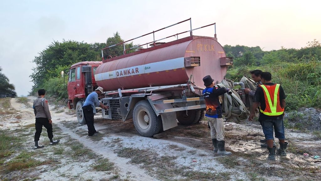 BPBD bersama tim gabungan berusaha memadamkan karhutla di Kabupaten Bulungan, Provinsi Kalimantan Utara, Selasa (18/8/2026). BPBD bersama tim gabungan berusaha memadamkan karhutla di Kabupaten Bulungan, Provinsi Kalimantan Utara, Selasa (18/8/2026). (Dok. BPBD Kabupaten Bulungan)