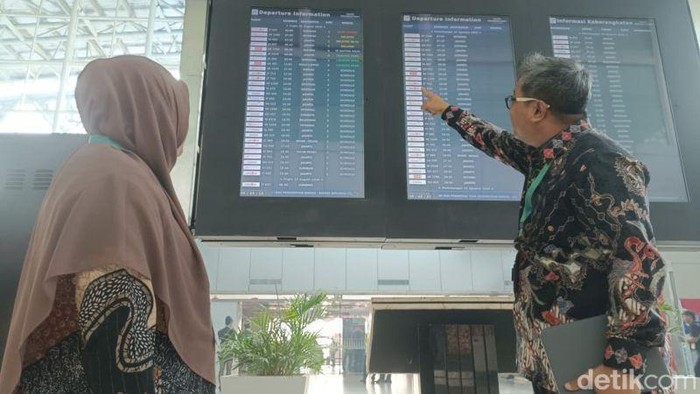 Branch Communication & CSR Department Head Bandara Supadio M Joko Wahyudi (kanan) dan Airport Operation Center Head Bandara Supadio Ratna Pramuniarti memperlihatkan jadwal penerbangan di Bandara Supadio, Kabupaten Kubu Raya, Jumat (21/8/2026). (ANTAR