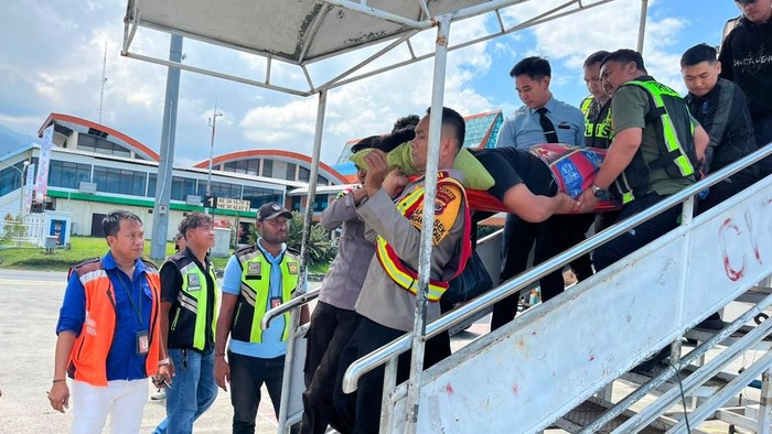 Bripda Jhon Galu Situmorang dievakuasi ke Jayapura usai ditembak KKB di Tolikara.