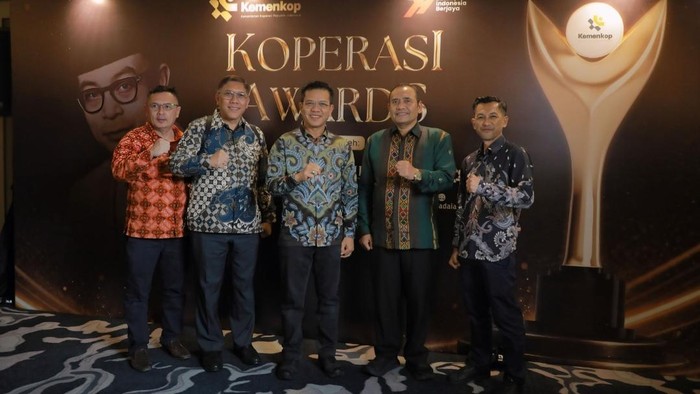Bupati Bandung Dadang Supriatna (tengah) meraih penghargaan di Koperasi Awards 2026.