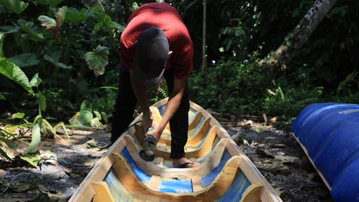 Perajin menyelesaikan proses pembuatan perahu nelayan berbahan dasar drum plastik bekas di Desa Cot Pluh, Kecamatan Samatiga, Aceh Barat, Aceh, Jumat (21/8/2026). Dalam sepekan para perajin mengaku mampu memproduksi empat hingga tujuh unit perahu yang kemudian dipasarkan ke berbagai daerah di Aceh dengan harga jual berkisar antara Rp2,5 juta hingga Rp15 juta per unit tergantung ukuran dan tingkat kesukaran dalam pembuatan. ANTARA FOTO/Syifa Yulinnas