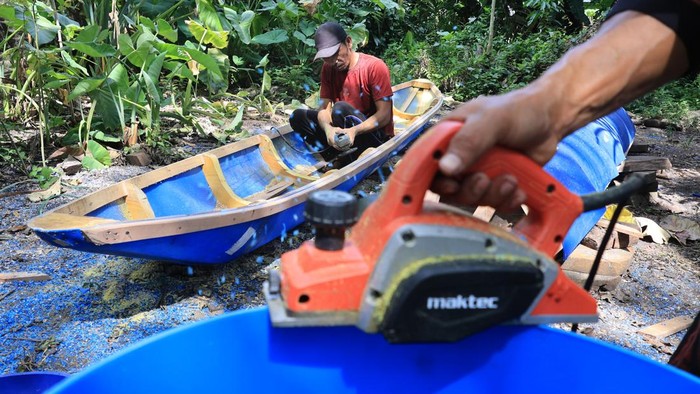 Perajin menyelesaikan proses pembuatan perahu nelayan berbahan dasar drum plastik bekas di Desa Cot Pluh, Kecamatan Samatiga, Aceh Barat, Aceh, Jumat (21/8/2026). Dalam sepekan para perajin mengaku mampu memproduksi empat hingga tujuh unit perahu yang kemudian dipasarkan ke berbagai daerah di Aceh dengan harga jual berkisar antara Rp2,5 juta hingga Rp15 juta per unit tergantung ukuran dan tingkat kesukaran dalam pembuatan. ANTARA FOTO/Syifa Yulinnas
