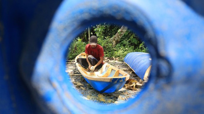Perajin menyelesaikan proses pembuatan perahu nelayan berbahan dasar drum plastik bekas di Desa Cot Pluh, Kecamatan Samatiga, Aceh Barat, Aceh, Jumat (21/8/2026). Dalam sepekan para perajin mengaku mampu memproduksi empat hingga tujuh unit perahu yang kemudian dipasarkan ke berbagai daerah di Aceh dengan harga jual berkisar antara Rp2,5 juta hingga Rp15 juta per unit tergantung ukuran dan tingkat kesukaran dalam pembuatan. ANTARA FOTO/Syifa Yulinnas