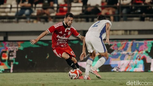 Debut Jay Herdman (kiri) bersama Bali United di turnamen Dewata Challenge 2026 saat berhadapan dengan Persib di Stadion Kapten I Wayan Dipta, Gianyar.