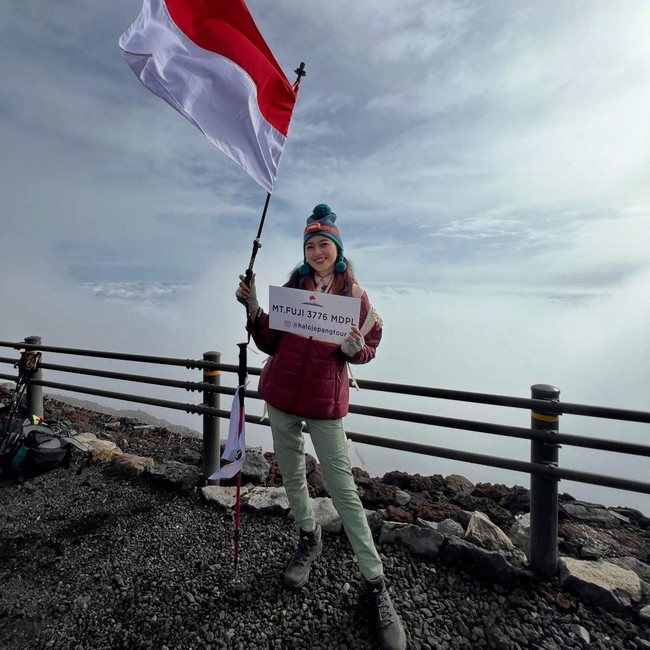 Top! Desy Genoveva Sukses Daki Gunung Fuji Meski Pemula