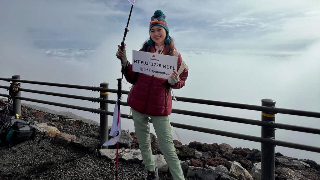 Top! Desy Genoveva Sukses Daki Gunung Fuji Meski Pemula