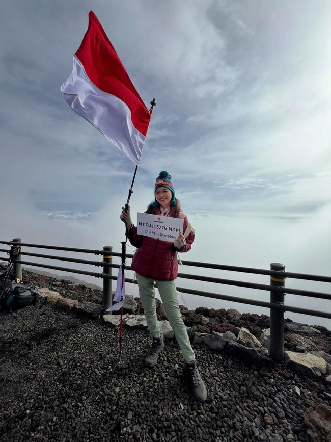 Top! Desy Genoveva Sukses Daki Gunung Fuji Meski Pemula