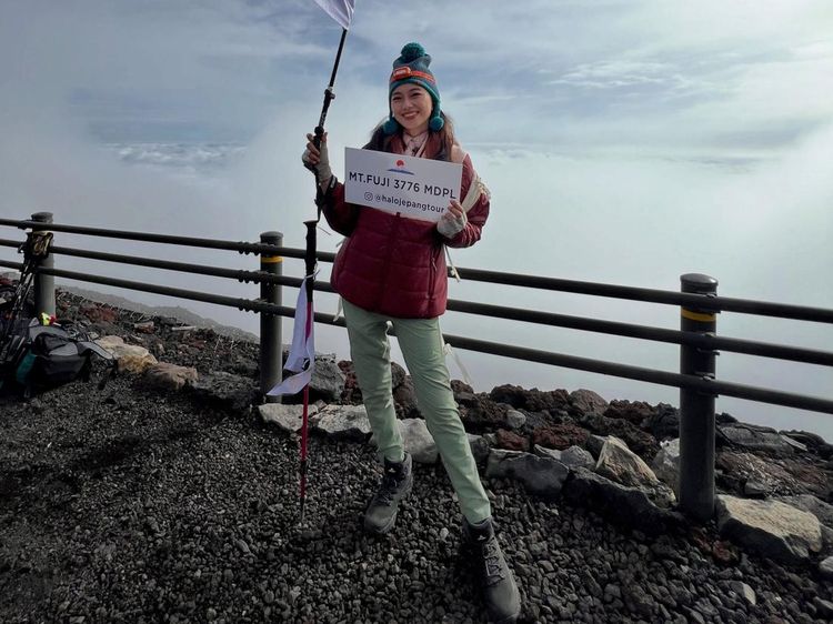 Top! Desy Genoveva Sukses Daki Gunung Fuji Meski Pemula