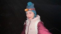 Desy Genoveva selfie dalam kondisi gelap gulita di pendakian Gunung Fuji. (Foto: dok Instagram desygenoveva_)