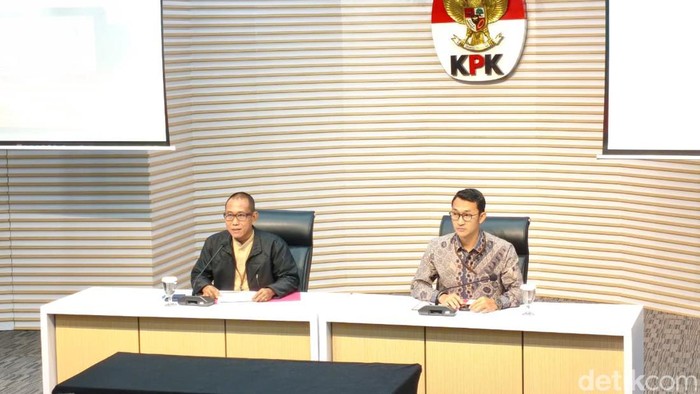 Direktur Penyidikan (Dirdik) KPK Achmad Taufik Husein (kiri) dan Juru Bicara KPK Budi Prasetyo (kanan). (Fadil/detikcom)