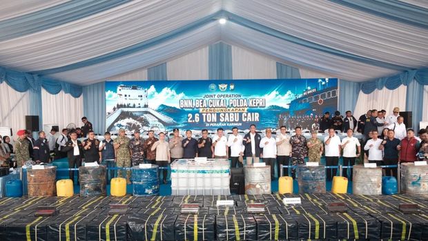 Ditjen Bea dan Cukai bersama BNN dan Polri merilis tangkapan penyelundup 2,6 ton sabu cair dan 1,57 juta rokok ilegal. Ditjen Bea dan Cukai bersama BNN dan Polri merilis tangkapan penyelundup 2,6 ton sabu cair dan 1,57 juta rokok ilegal. (Dok Humas DJBC)