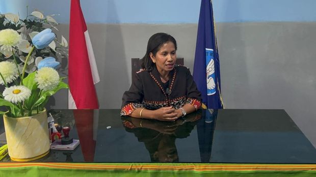 Duta Literasi OJK Plt Kepala SMA Negeri 1 Rote Selatan, Marni Alinta Sandale