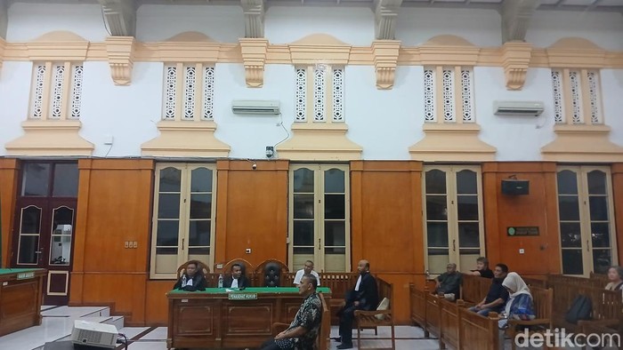 Eks Kadisdik Tebing Tinggi  menjalani sidang vonis di PN Medan,  Kamis (20/8/2026) malam. (Foto: Juita Sinuhaji/detikSumut)