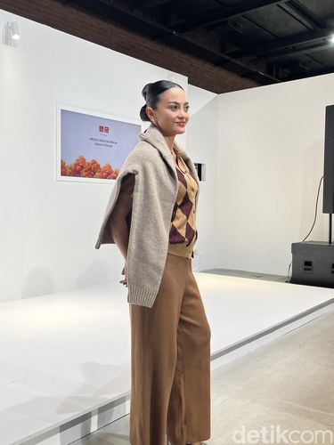 Eksplorasi gaya layering, outer, dan denim ala Ririn Ekawati, David John Schaap, Ibnu Jamil, dan Tantri Namirah untuk tampilan harian yang modis nan nyaman.