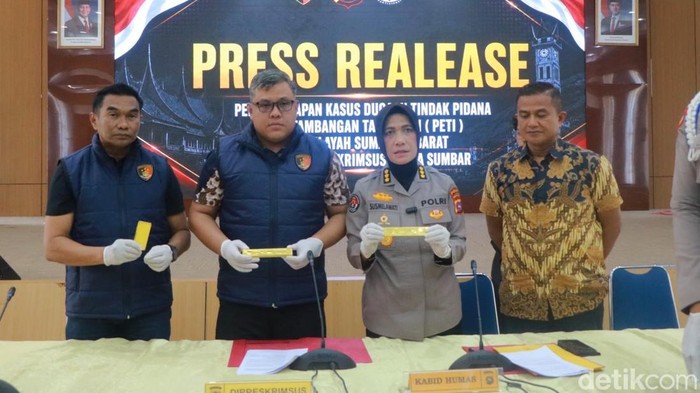 Kabid Humas Polda Sumbar, Kombes Pol Susmelawati Rosya bersama Kasubdit IV Ditreskrimsus, AKBP Okta Rahmansyah saat menunjukan batangan emas ilegal di Mapolda Sumbar, Jumat (21/8/2026).