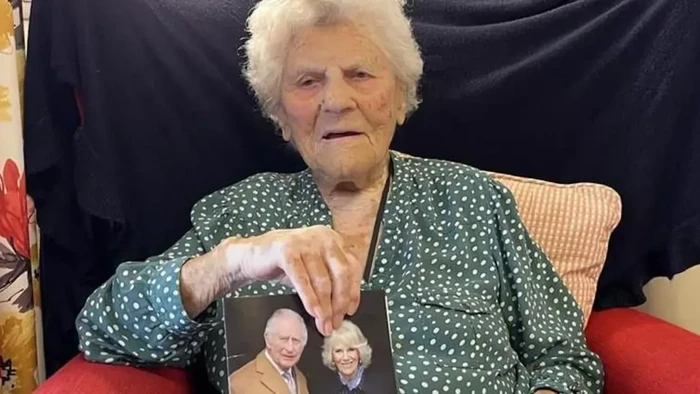 Ethel Caterham, perempuan yang tercatat sebagai orang tertua yang masih hidup di dunia, merayakan ulang tahunnya yang ke-117 di Surrey, Inggris, pada Jumat (21/8/2026).