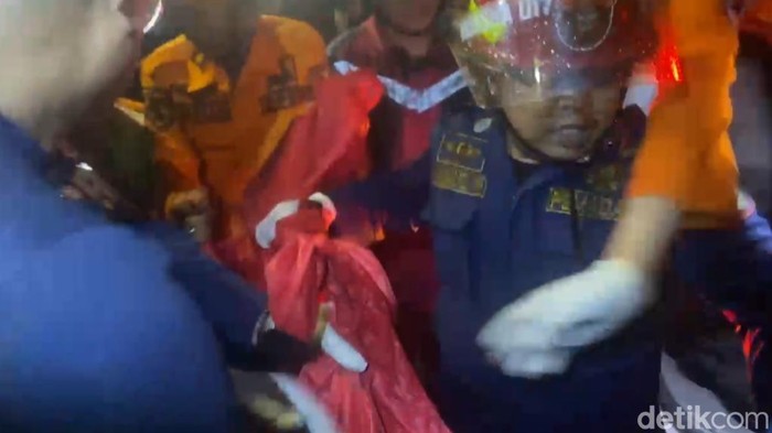 Evakuasi jenazah korban kebakaran di Paccerakkang, Makassar.