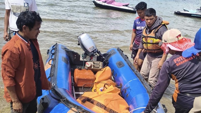 Suasana saat evakuasi jasad korban tenggelam di Kabupaten Toba, Sumut.