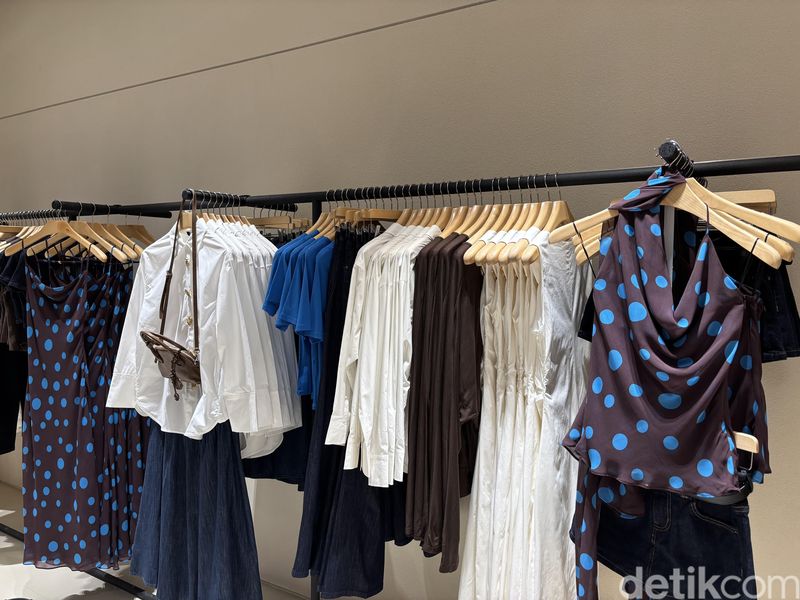 Gerai Urban Revivo yang berlokasi di Senayan City Mall Jakarta resmi dibuka pada 21 Agustus 2026. Gerai Urban Revivo yang berlokasi di Senayan City Mall Jakarta resmi dibuka pada 21 Agustus 2026.