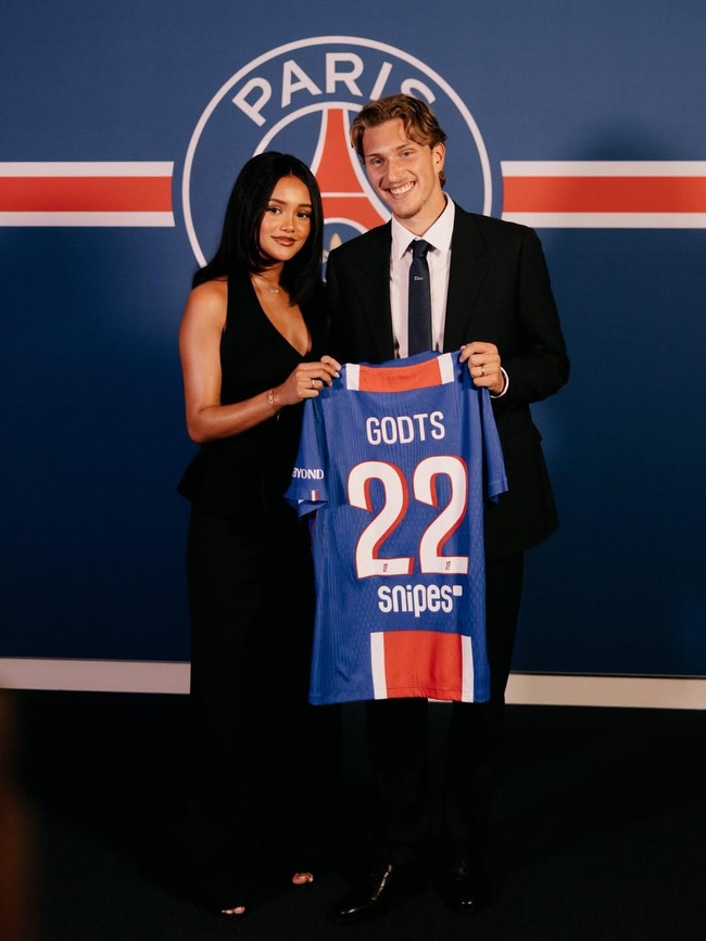 Potret Haifa Salem Ali, Istri Mika Godts yang Temani Suami Gabung ke PSG