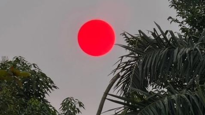 Heboh Matahari Merah Pekat di Palangka Raya