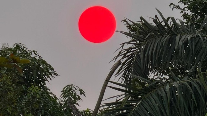 Heboh Matahari Merah Pekat di Palangka Raya
