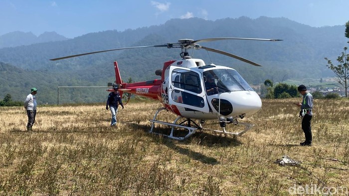 Helikopter water bombing yang mendarat di Sumberbrantas, Kota Batu