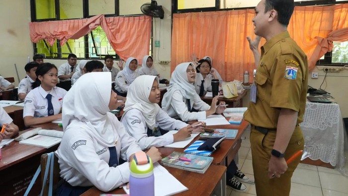 Ilustrasi guru mengajar. Guru PPPK paruh waktu dan penuh waktu dapat kejelasan pengembangan karier pada 2027.