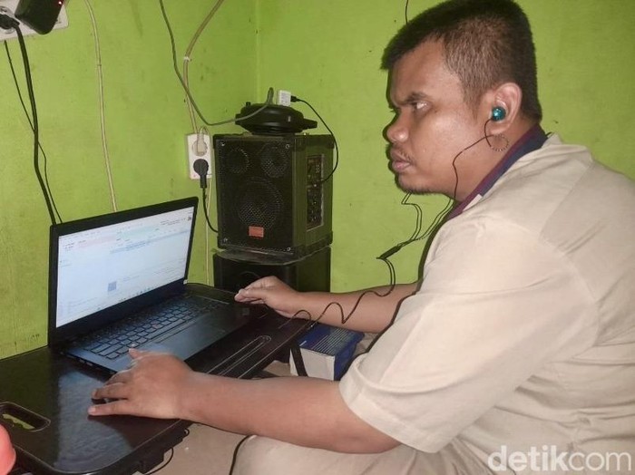 Jali Padli, tunanetra asal Sukabumi saat mencoba siaran radio streaming di rumahhot