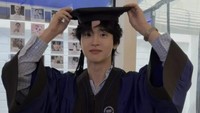 15 Tahun Kuliah, Aktor Jang Dong Yoon Akhirnya Jadi Sarjana di Usia 34