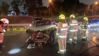 Jeep Mercy Terbakar Usai Tabrak Truk di Tol Jagorawi, 2 Orang Tewas