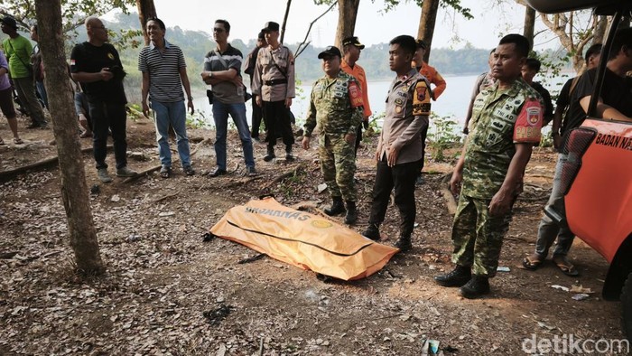 Jenazah pemancing yang tenggelam di Waduk Jatibarang, Kecamatan Mijen, Kota Semarang, Jumat (21/8/2026) sore.