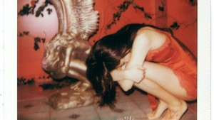 Di Instagram, Jennie juga mengunggah foto dirinya bersama sebuah patung malaikat bersayap dalam filter polaroid. (Foto: dok. ODDATELIER)