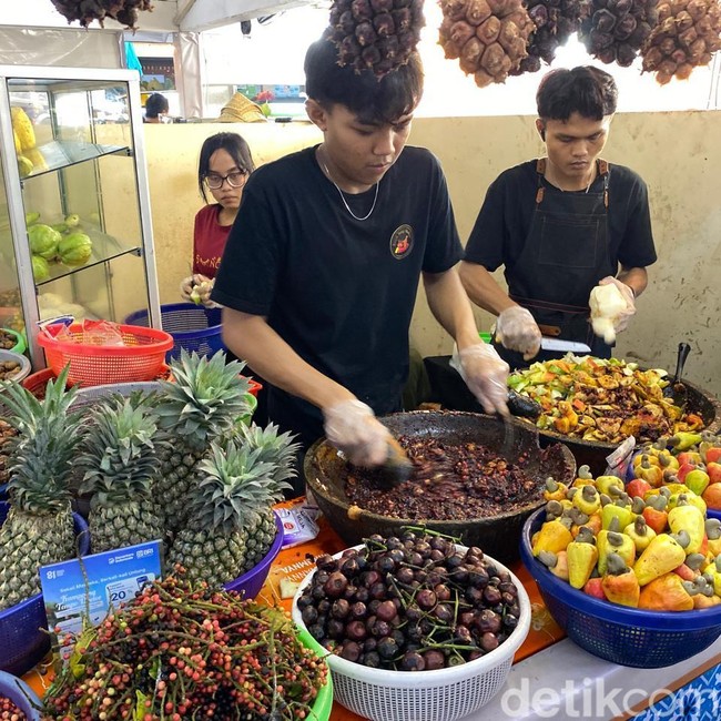 Yummy! Cicip Sate Jando dan Rujak Buni Viral di Kampoeng Tempo Doloe