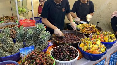 Yummy! Cicip Sate Jando dan Rujak Buni Viral di Kampoeng Tempo Doloe