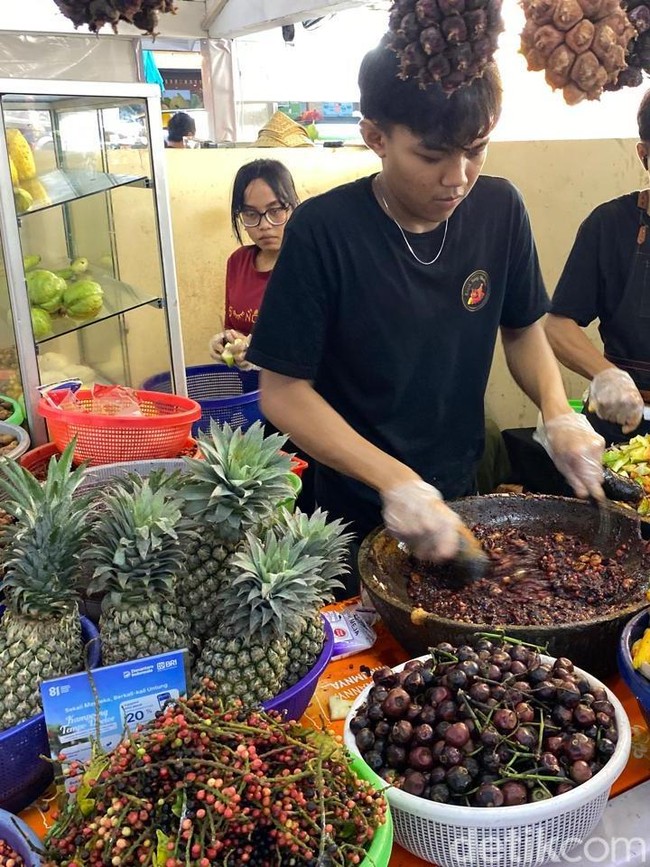 Yummy! Cicip Sate Jando dan Rujak Buni Viral di Kampoeng Tempo Doloe