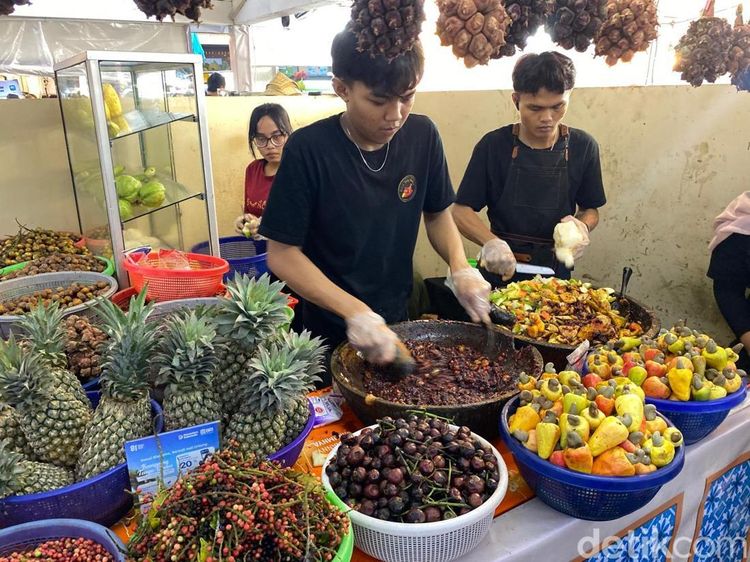 Yummy! Cicip Sate Jando dan Rujak Buni Viral di Kampoeng Tempo Doloe