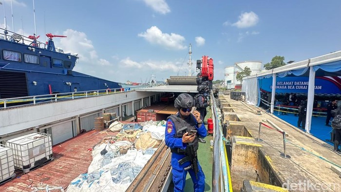 Jumpa pers soal pengungkapan 26 ton narkoba cair oleh BNN, Bea Cukai hingga Polda Kepri