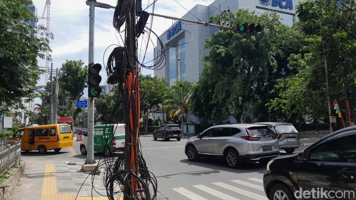 Kabel semrawut di persimpangan Jalan Pangeran Diponegoro Kota Medan. (Rechtin Hani Ritonga/detikSumut)