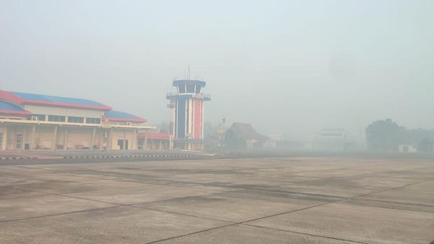 Kabut asap memenuhi Bandara H. Asan, di kota Sampit, Kalimantan Tengah. Direktorat Jenderal Perhubungan Udara Kementerian Perhubungan (Kemenhub) terus memantau pergerakan asap kebakaran hutan dan lahan (karhutla) yang terjadi di Kalimantan dan dampaknya terhadap operasional penerbangan di sejumlah bandar udara. Kabut asap memenuhi Bandara H. Asan, di kota Sampit, Kalimantan Tengah. Direktorat Jenderal Perhubungan Udara Kementerian Perhubungan (Kemenhub) terus memantau pergerakan asap kebakaran hutan dan lahan (karhutla) yang terjadi di Kalimantan dan dampaknya terhadap operasional penerbangan di sejumlah bandar udara. (Dok. Ditjen Hub Udara Kemenhub)