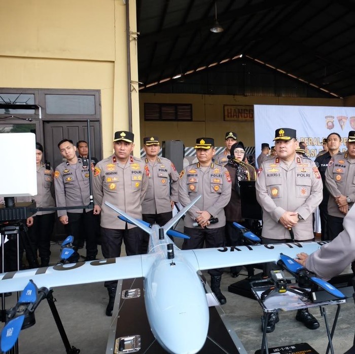 Kapolda Kalbar Irjen Alberd Teddy Benhard Sianipar turun langsung mengecek kesiapan personel hingga peralatan pemadaman