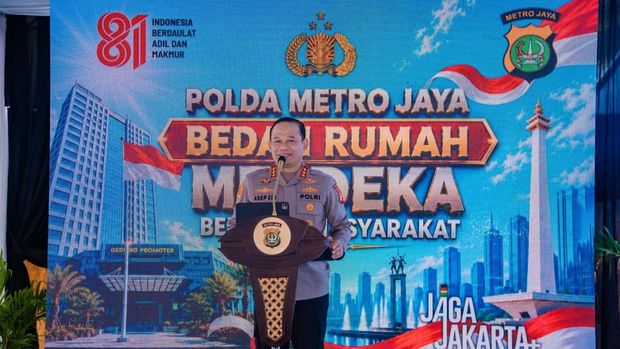Kapolda Metro Jaya Komjen Pol Asep Edi Suheri meresmikan 35 rumah layak huni, Jumat (21/8/2026). Program bedah rumah ini merupakan wujud kepedulian Polri terhadap masyarakat.