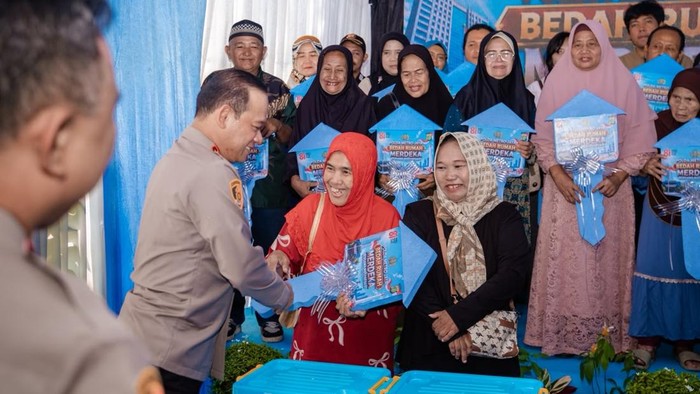 Kapolda Metro Jaya Komjen Pol Asep Edi Suheri meresmikan 35 rumah layak huni, Jumat (21/8/2026). Program bedah rumah ini merupakan wujud kepedulian Polri terhadap masyarakat.