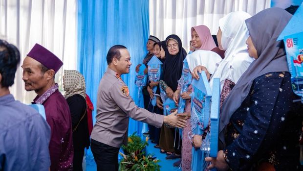 Kapolda Metro Jaya Komjen Pol Asep Edi Suheri meresmikan 35 rumah layak huni, Jumat (21/8/2026). Program bedah rumah ini merupakan wujud kepedulian Polri terhadap masyarakat.