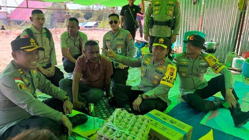 Kapolda NTT, Irjen Rudi Darmoko, bersama rombongan meninjau kondisi korban gempa di tempat pengungsian Desa Tadho Tengah, tepatnya di belakang Gereja Santo Petrus dan Paulus, Kecamatan Riung, Ngada, Jumat (21/8/2026). (Dok. Polres Ngada)