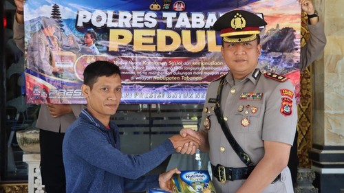 Kapolres Tabanan AKBP I Putu Bayu Pati menyerahkan bantuan untuk keluarga anak dengan kelainan jantung di Lapangan Apel Tathya Dharaka Polres Tabanan, Jumat (21/8/2026). (Foto: Dok. Polres Tabanan)
